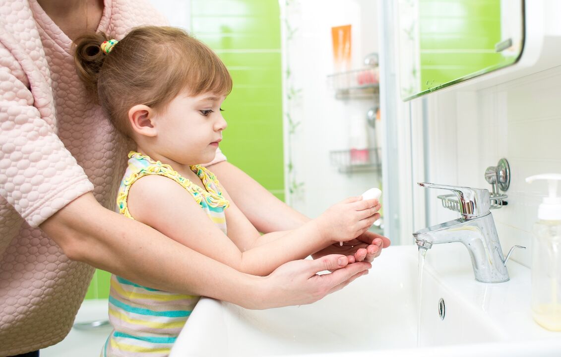 spălarea mâinilor cu săpun pentru a preveni infectarea cu paraziți